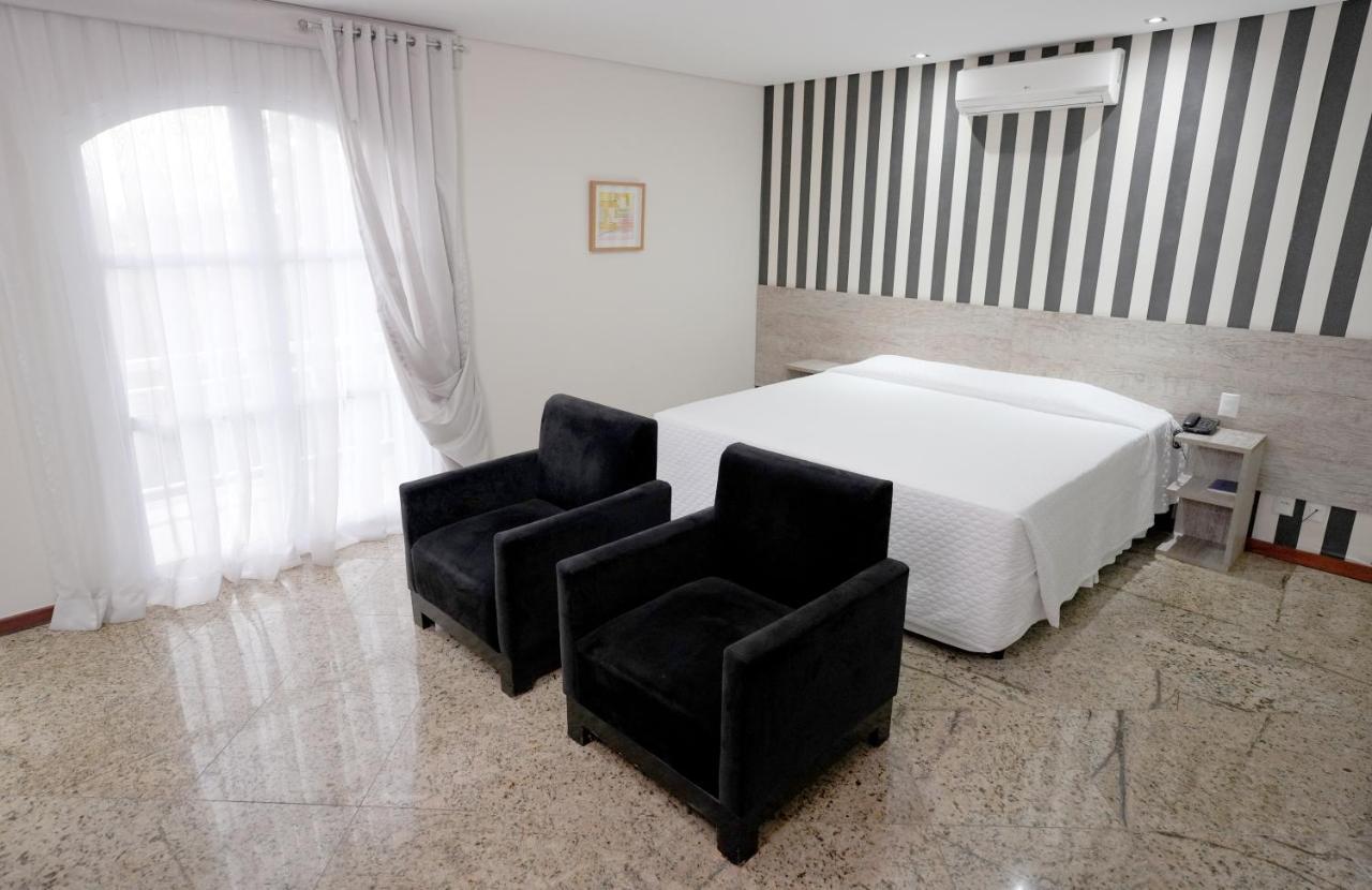 Colonial Plaza Hotel ピンダモニャンガバ エクステリア 写真