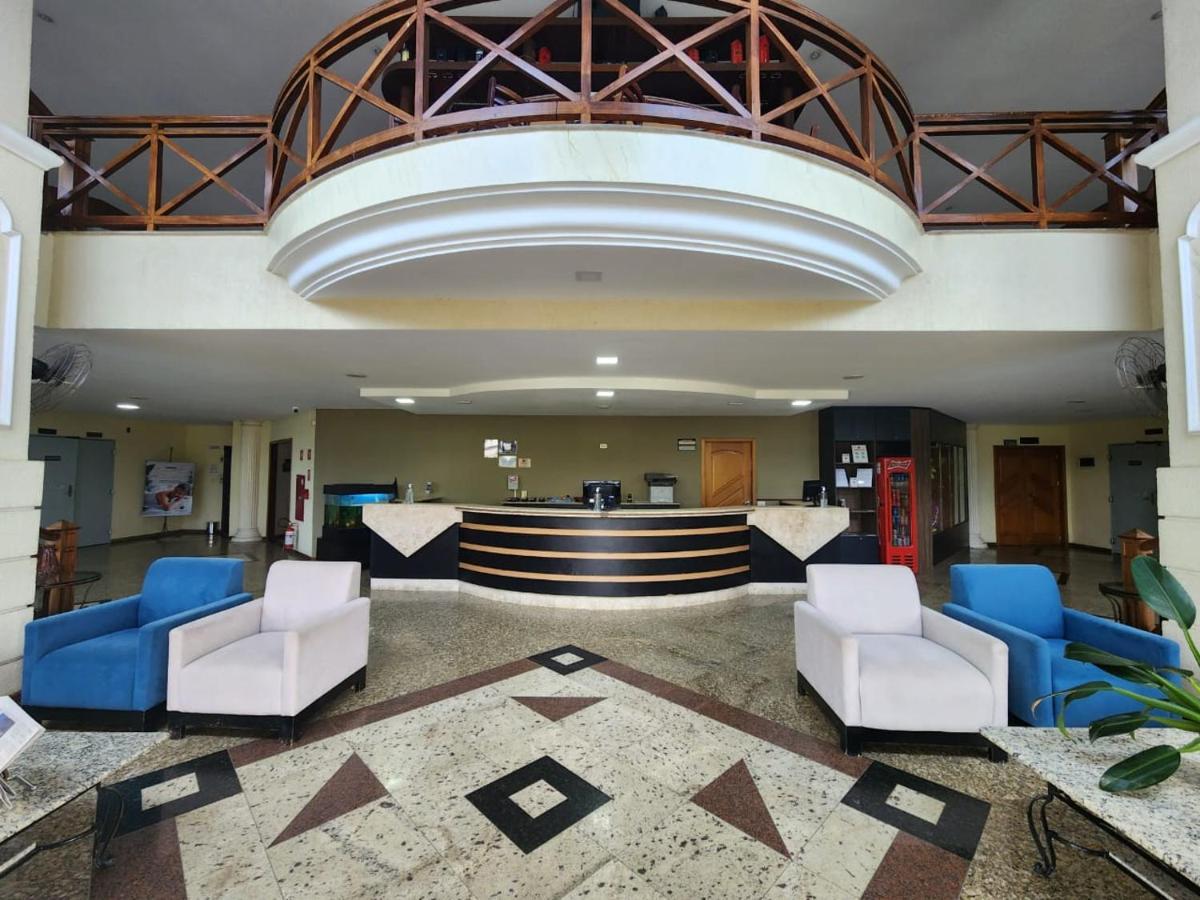 Colonial Plaza Hotel ピンダモニャンガバ エクステリア 写真