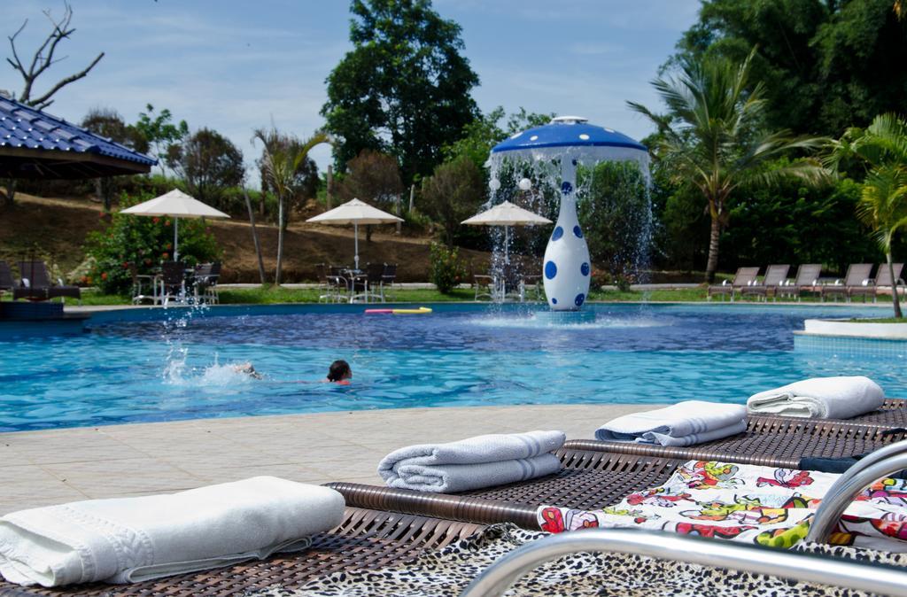 Colonial Plaza Hotel ピンダモニャンガバ エクステリア 写真